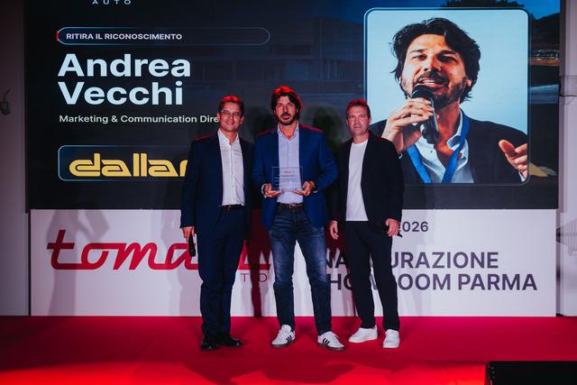 Andrea Vecchi ritira il riconoscimento dedicato a Giampaolo Dallara